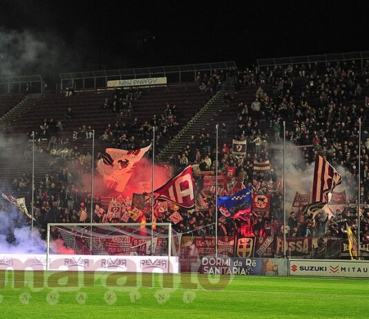Fumogeno in campo, cori oltraggiosi, striscione non autorizzato: arriva un’altra ammenda