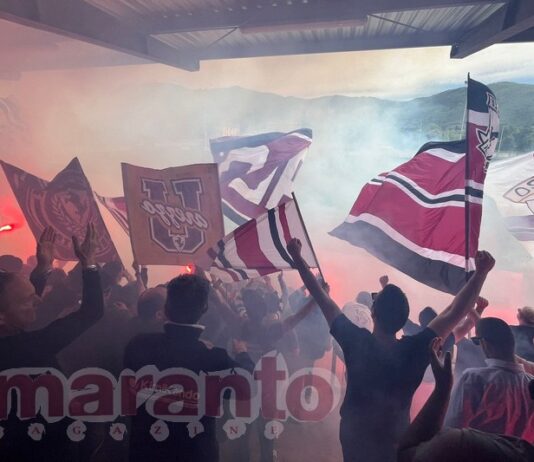 Altro che porte chiuse. Bagno di folla per gli amaranto a Rigutino: “Tornate vincitori”