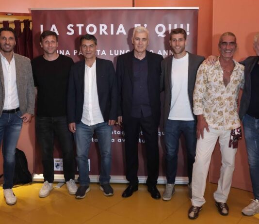 VIDEO / Tutti insieme gli artisti del gol. Teatro pieno e applausi per i centravanti amaranto