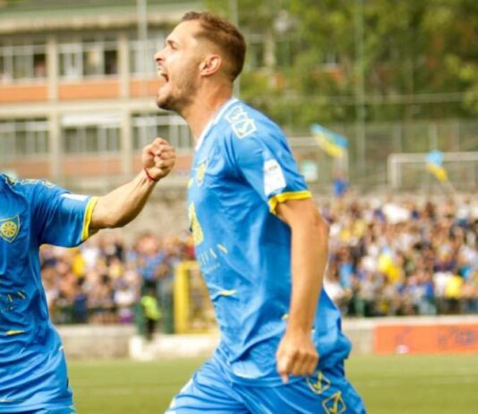 Fa festa la Carrarese: dopo 76 anni è di nuovo in serie B. Un gol di Finotto piega il Vicenza