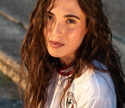 Modella in duomo con la nuova maglia davanti all’altare. Il vescovo non gradisce, video rimosso