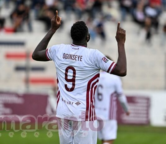 Grande primo tempo e doppietta di Ogunseye. L’Arezzo dopo 21 anni espugna Sassari (0-2)