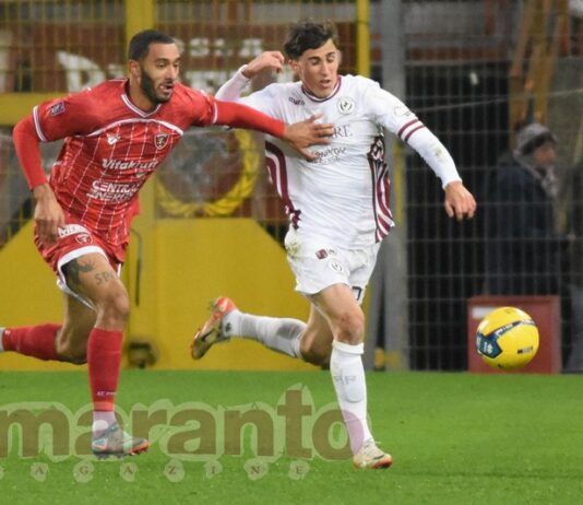 Tutti contro nessuno sugli spalti, adrenalina a mille in campo. In ballo punti che pesano
