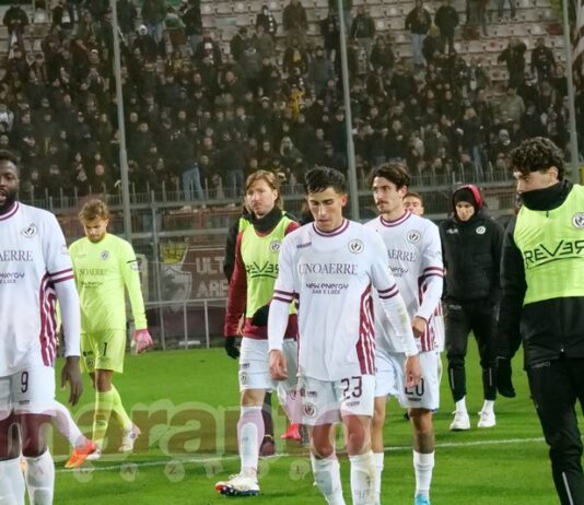 La sconfitta nel derby fa scattare il pugno duro della società. Squadra in ritiro punitivo a oltranza