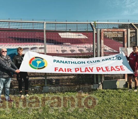Trombini e Righetti con lo striscione per lealtà e rispetto nello sport. Iniziativa del Panathlon