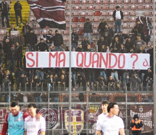 Sfottò, offese e striscioni al vetriolo tra le due curve. Sassata a un pullman dei tifosi amaranto