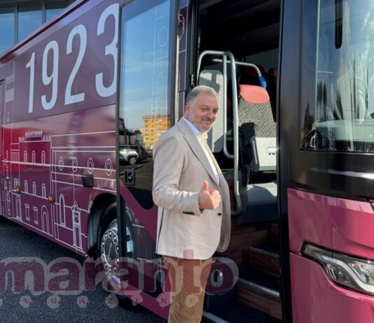 Ecco il pullman per l’Arezzo. Lungo 12 metri, sedili in ecopelle e lo skyline della città sulla fiancata