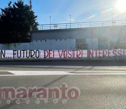 I tifosi amaranto in trasferta solo per protesta. Striscioni a Solbiate Arno contro le squadre B