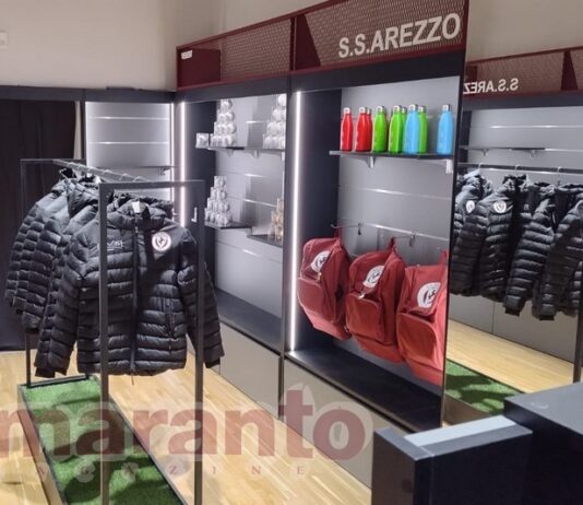 Online sui social la pagina dello store amaranto. In vendita i prodotti ufficiali