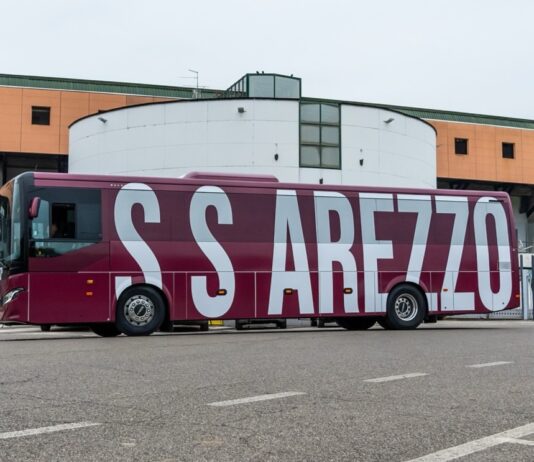 Al debutto il nuovo pullman. Prima volta in strada per il bus tutto amaranto