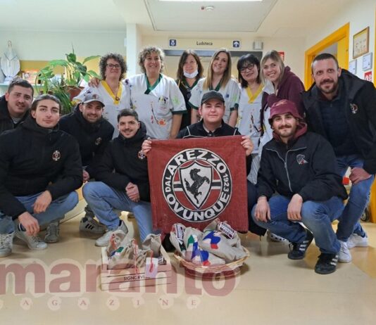 Una calza con i dolcetti amaranto per i bambini ricoverati in pediatria al San Donato