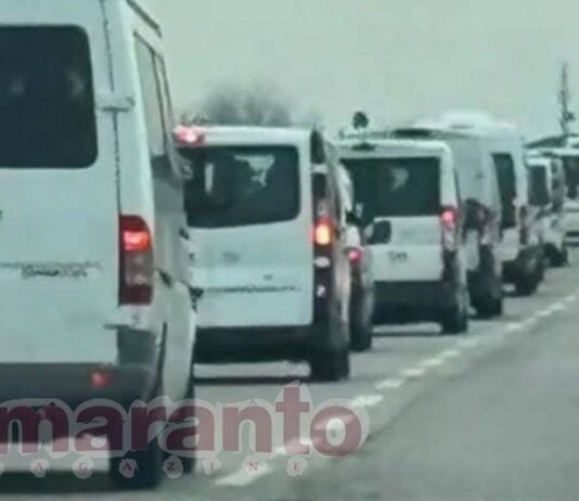 Il serpentone di pullmini amaranto verso Legnago. La foto fa il giro del web