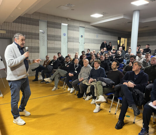 VIDEO / Come si prepara una partita di calcio. La lezione di Sarri agli allenatori aretini