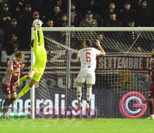 Trombini, che riflesso su Sall: braccio destro sulla palla e deviazione in angolo. Applausi