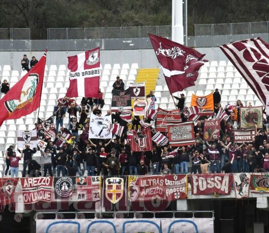 Esauriti in tre ore i 565 biglietti per i tifosi amaranto. Allo stadio ci saranno 11mila persone