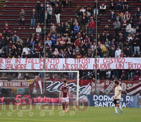 Ammenda di 400 euro per gli striscioni della sud. Via alla prevendita per la gara di Piancastagnaio