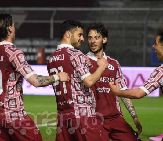 Pressione alta, riconquista della palla, tiro secco. Tavernelli torna a segnare davanti alla sud