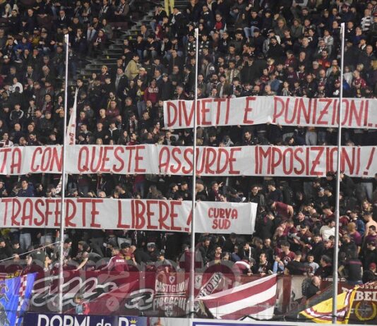Quasi tremila paganti allo stadio. Gli striscioni della sud e le bandiere al vento dopo la vittoria