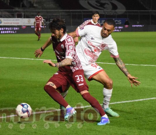 Gli esterni d’attacco spaccano la partita. Dezi gioca e va dentro. Ravasio porta la croce