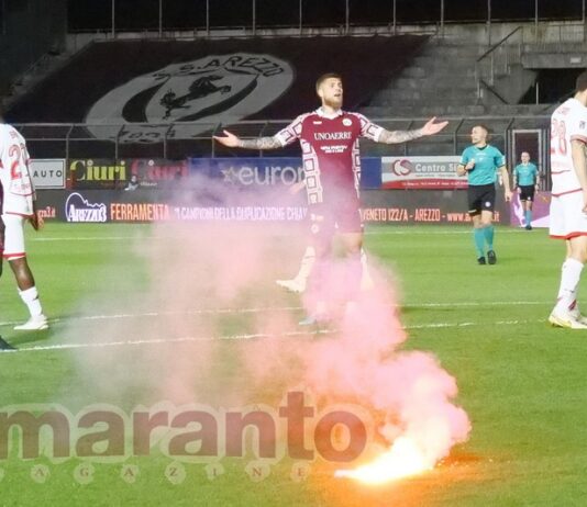 Lancio di un fumogeno in campo e inizio gara in ritardo. Ammenda per l’Arezzo