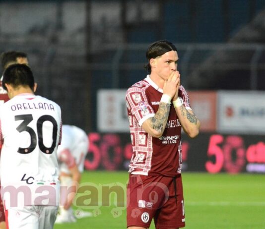 Notte amara per gli amaranto. Un gol di Okoro gela il Comunale, i playoff sono già finiti