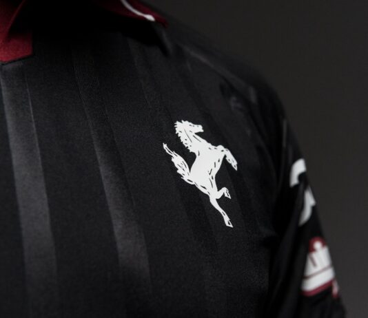 Nera con il cavallino rampante sul cuore. Ecco la terza maglia firmata Rever Iconic