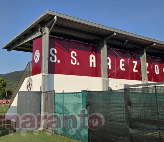 Avanti con le doppie sedute. Lavori in corso a Rigutino, tinteggiato il “mammellone” dello stadio