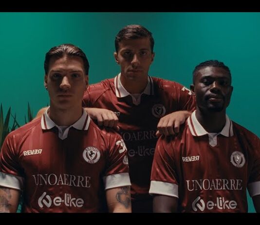 VIDEO / Bordi bianchi e colletto. La Ss Arezzo presenta le maglie da gioco 2025-26