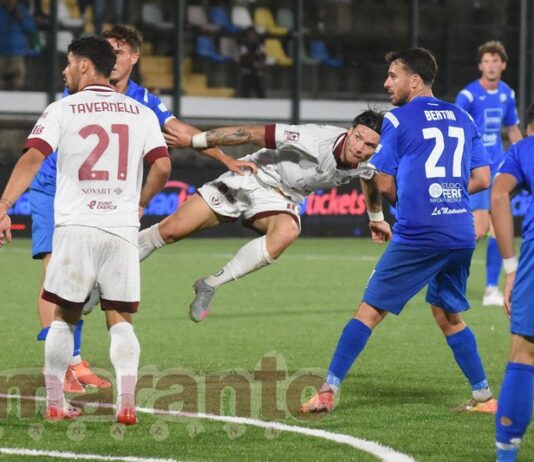 La palla che gira e va a infilarsi vicino al palo. Pattarello e una perla balistica decisiva