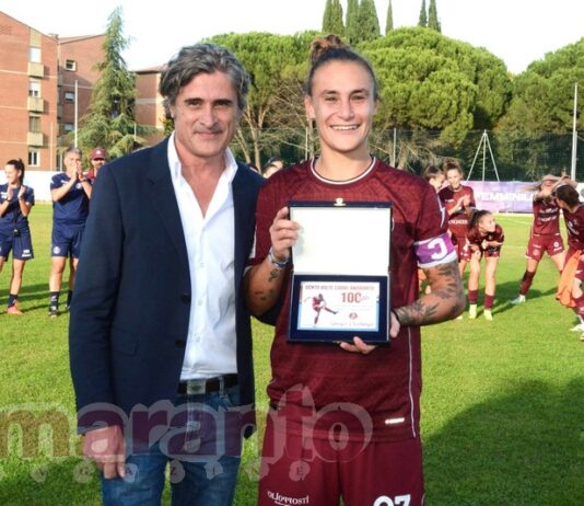 Razzolini premiata per i suoi 100 gol in amaranto. La targa del club alla capitana