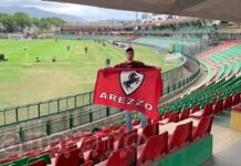 Da solo nel settore, senza amici da abbracciare dopo il gol. “Per favore, salviamo il calcio”