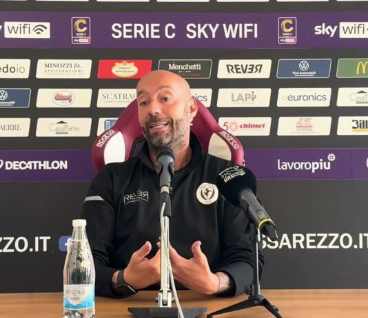 VIDEO / Bucchi: “Forza mentale e ricerca del gol, questo Arezzo lo sento mio. Dezi forse si opera”