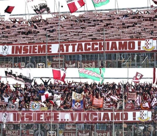 Batticuore amaranto nel settore ospiti. Alla fine sventolano i bandieroni dei tifosi