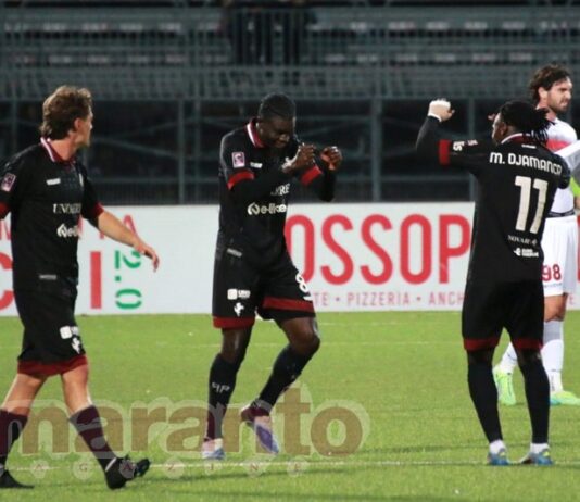 Lampo di Varela a metà ripresa, l’Arezzo espugna Rimini. Gli amaranto restano in testa alla classifica