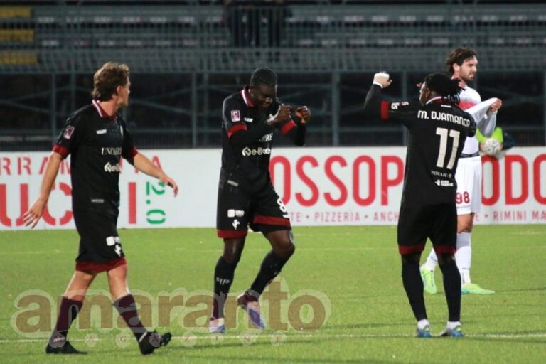 Lampo di Varela a metà ripresa, l’Arezzo espugna Rimini. Gli amaranto restano in testa alla classifica