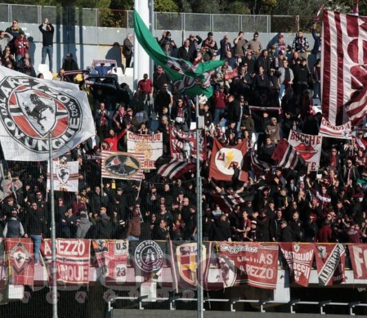 Scoppio di petardi e un fumogeno in campo, multa per l’Arezzo. Domani arriva il Latina