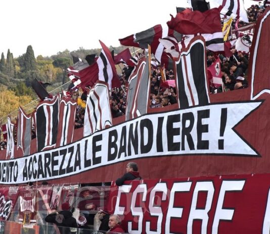 Record stagionale di presenti. Coreo con le bandiere e l’applauso che ha unito le due curve