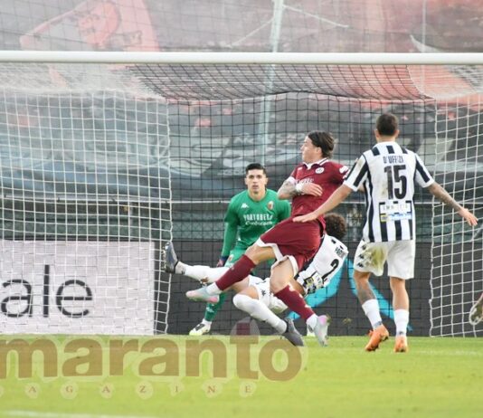 Personalità da grande, due gol spettacolari. L’Arezzo espugna Ascoli e allunga in testa