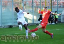 Battaglia nel derby, due espulsi e poche occasioni da gol. Finisce 0-0 e non è un punto da buttare