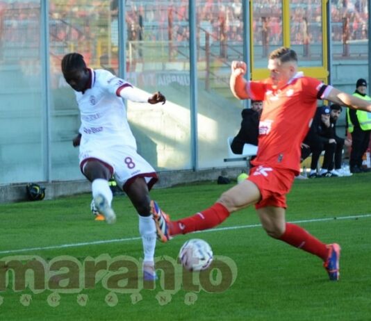 Battaglia nel derby, due espulsi e poche occasioni da gol. Finisce 0-0 e non è un punto da buttare