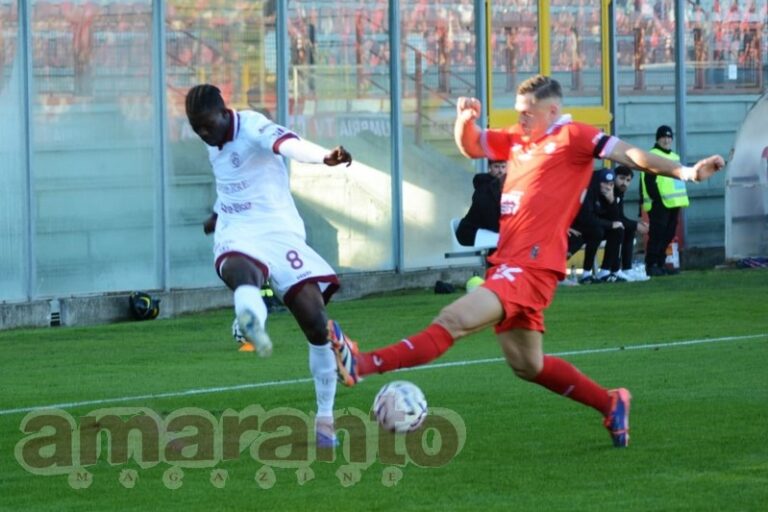 Battaglia nel derby, due espulsi e poche occasioni da gol. Finisce 0-0 e non è un punto da buttare