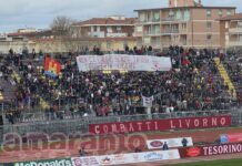 In tremila al Picchi, cori e bomboni per contestare Esciua. Nessuno sfottò contro l’Arezzo