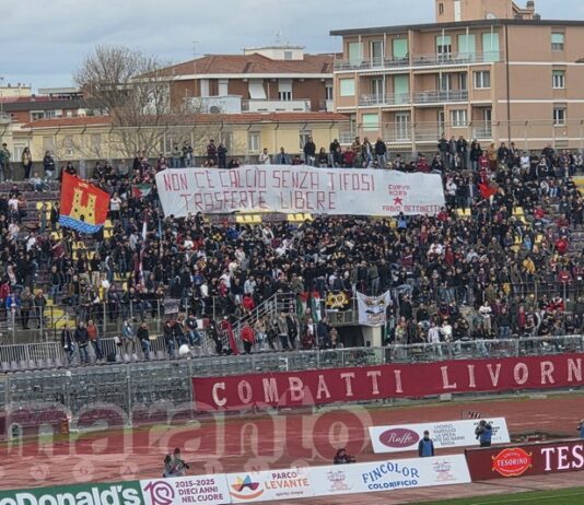 In tremila al Picchi, cori e bomboni per contestare Esciua. Nessuno sfottò contro l’Arezzo