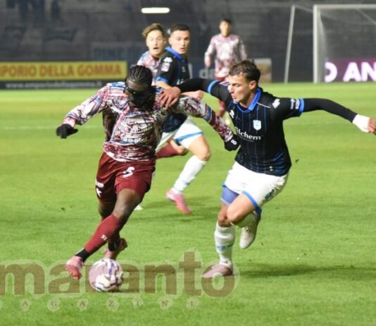 Primo tempo pazzo al Comunale. Poi l’Arezzo attacca ma non segna più. Finisce 3-3