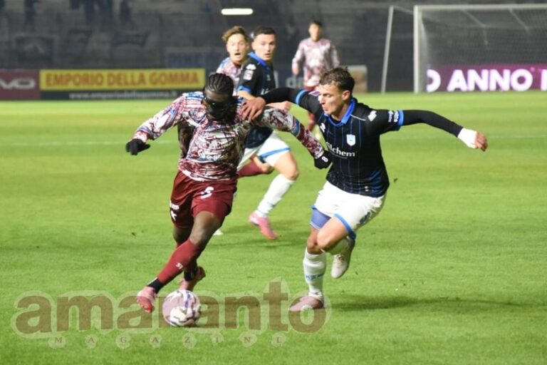 Primo tempo pazzo al Comunale. Poi l’Arezzo attacca ma non segna più. Finisce 3-3