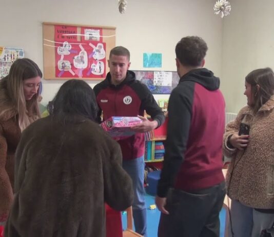 VIDEO / Regali e sorrisi per i bambini della pediatria. I giocatori in visita al reparto