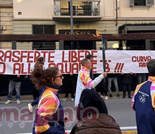 Striscione della sud al passaggio della fiamma olimpica. Una vetrina nazionale per la protesta