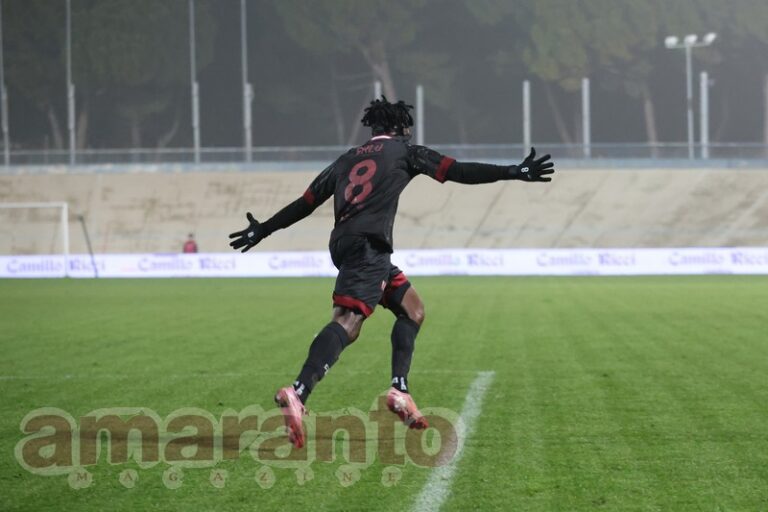 Mawuli, è un gol che può cambiare la stagione. L’Arezzo soffre ma vince in dieci all’ultimo tuffo