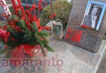 Il Museo Amaranto e il ricordo del passato. Un fiore e una foto sulle tombe dei grandi ex