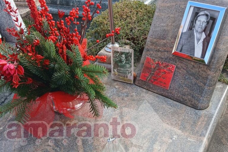 Il Museo Amaranto e il ricordo del passato. Un fiore e una foto sulle tombe dei grandi ex